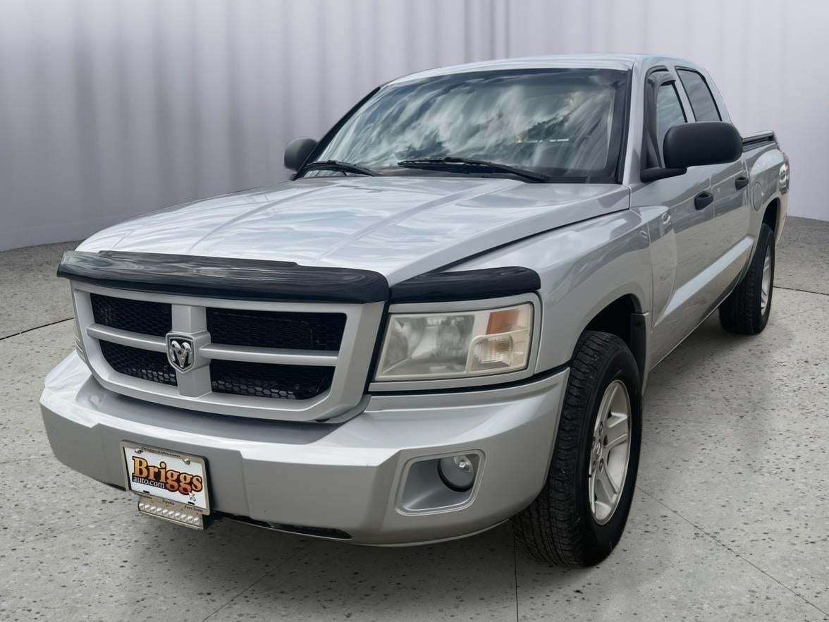 2010 Dodge Dakota Bighorn/Lonestar in Bright Silver Metallic Clearcoat — front three-quarter view