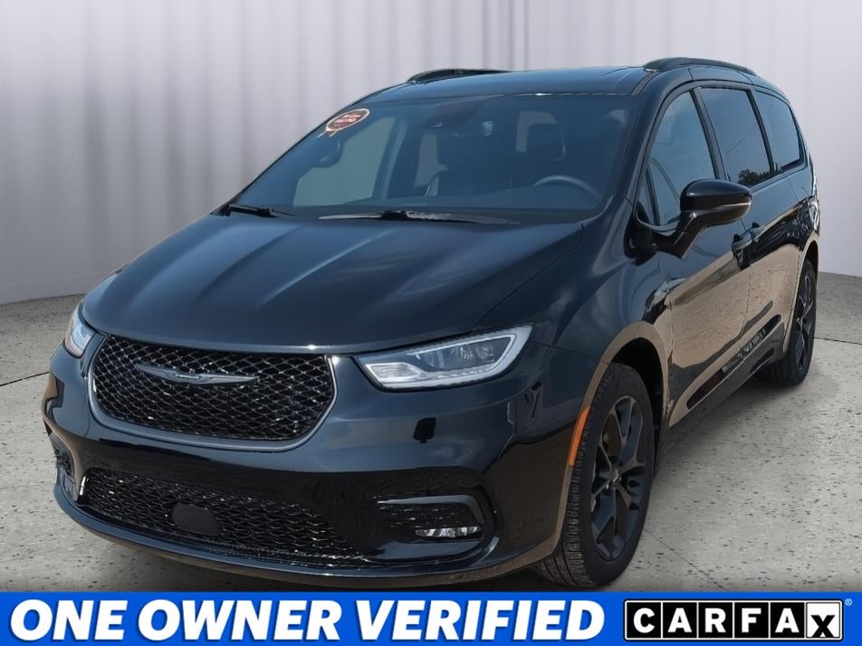 2024 Chrysler Pacifica Limited AWD in Diamond Black Crystal Pearlcoat — front three-quarter view
